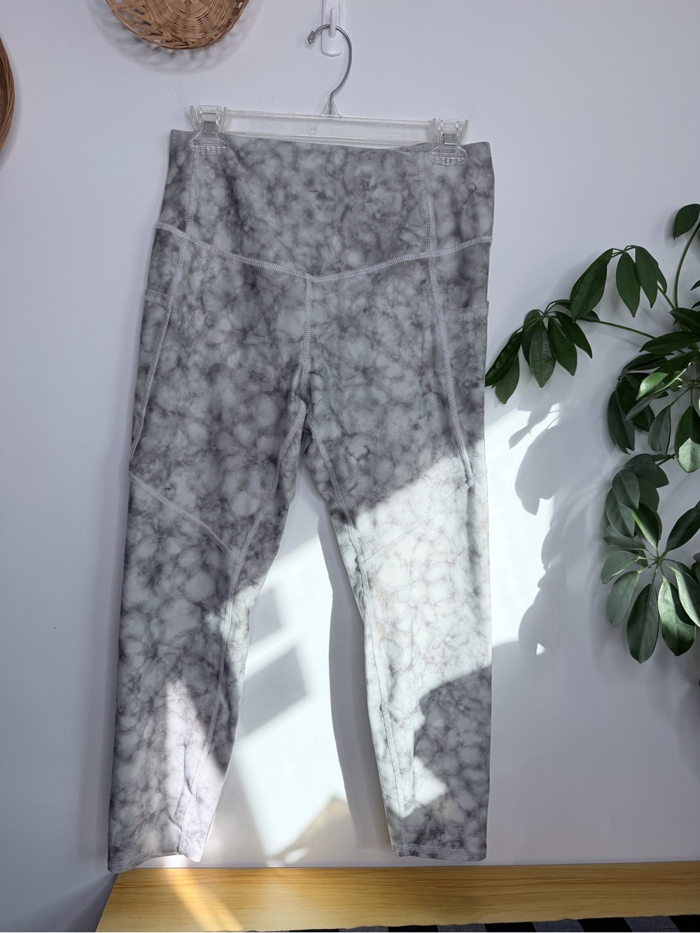 Evolution And Creation Cropped Leggings Size XL